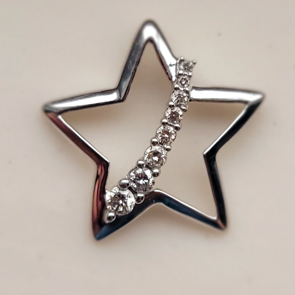 Star pendant. 10k white gold and diamonds.